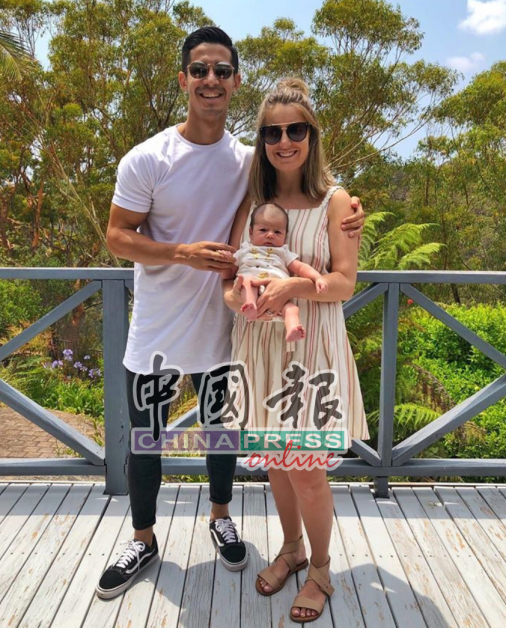 颜兴龙在社交媒体晒出的一家三口全家福，他已在今年初把妻儿带来雪兰莪州定居。（颜兴龙面子书照片）