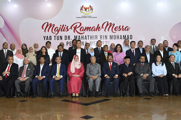 丽娜哈仑（前排左5起）、马哈迪及阿末再拉尼与全体乡区部策略伙伴合影。