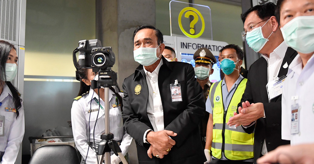 泰国首相帕拉育（左2）戴着口罩，到曼谷机场的抵境大厅视察。
