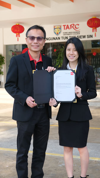 拉曼大学学院校长李仕伟（左）恭贺伍怡慧取得优秀成绩。
