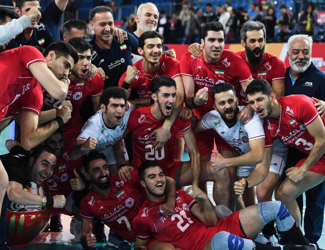 伊朗男排队庆祝击败中国，取得东京奥运参赛资格。（新华社）