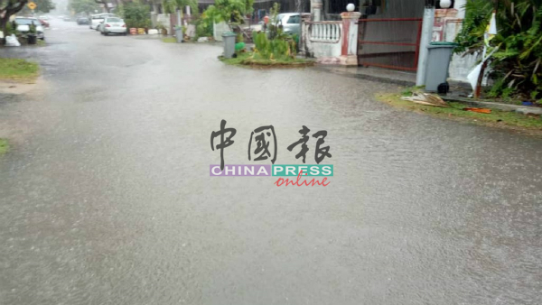 爱极乐区多个住宅区发生水灾，水淹至路面，造成居民进出不便。