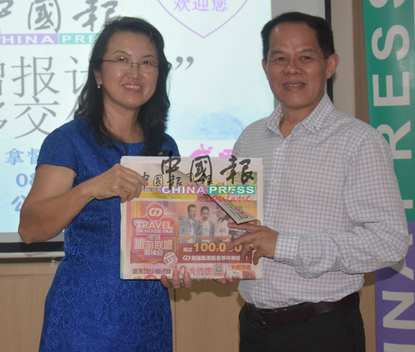朱国升（右）移交《中国报》给郑敏莉。