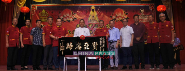 三忠宫名誉主席李荣发（左6）接领贺匾。