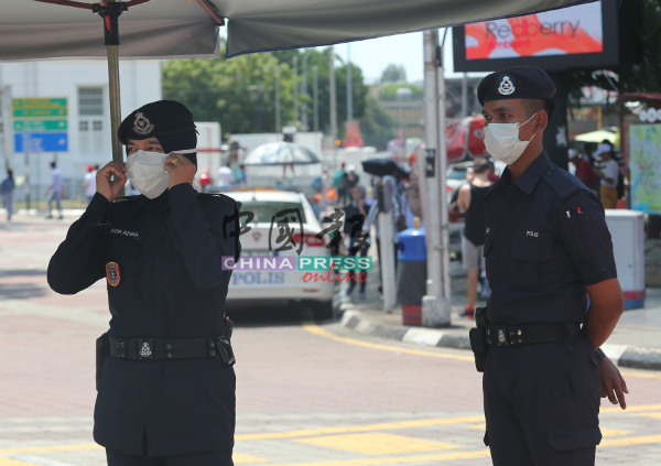 旅游区站岗的警察也开始佩戴口罩执勤任务，因为他们必须经常接触来历不明的游客，因此感染的风险也非常高。