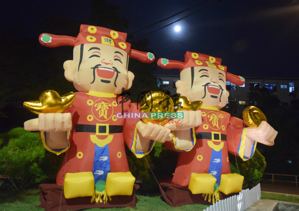 马六甲大好运酒家准备一对财神爷造型，供民众打卡。