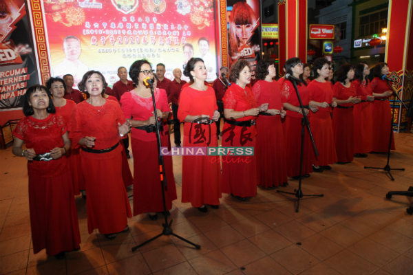 潮州会馆韩徽合唱团团员一身红色衣装演唱新年曲目，散发浓浓新年气息。
