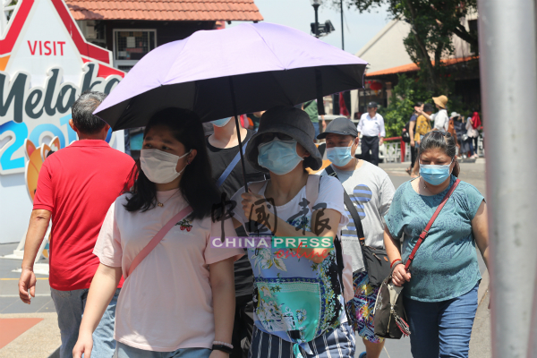 武汉肺炎在全球扩散，随着新马泰也沦陷，古城各个旅游景点的游客也都戴上口罩，以保安全。