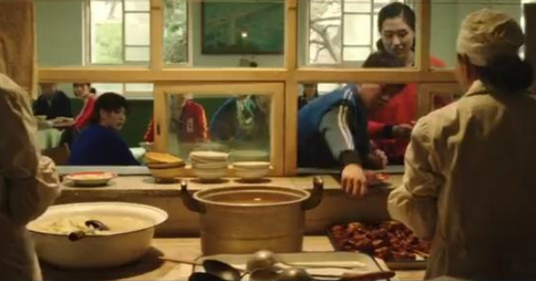 陈忠和不满《中国女排》一幕指他为食堂不给吃鸡腿而大吵大闹。图/互联网