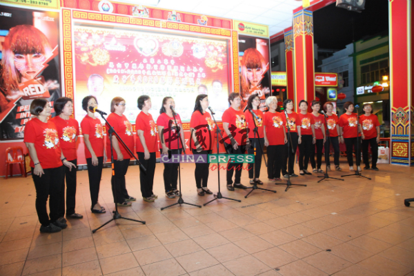 茶阳会馆妇女组演唱动听曲目。