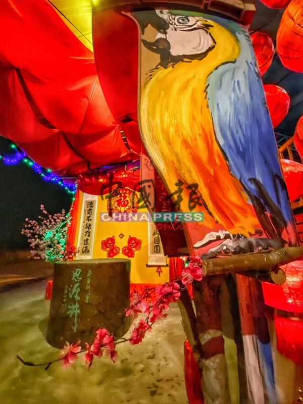 马接翁武华小公共电话亭画上鹦鹉图案，成为打卡焦点。