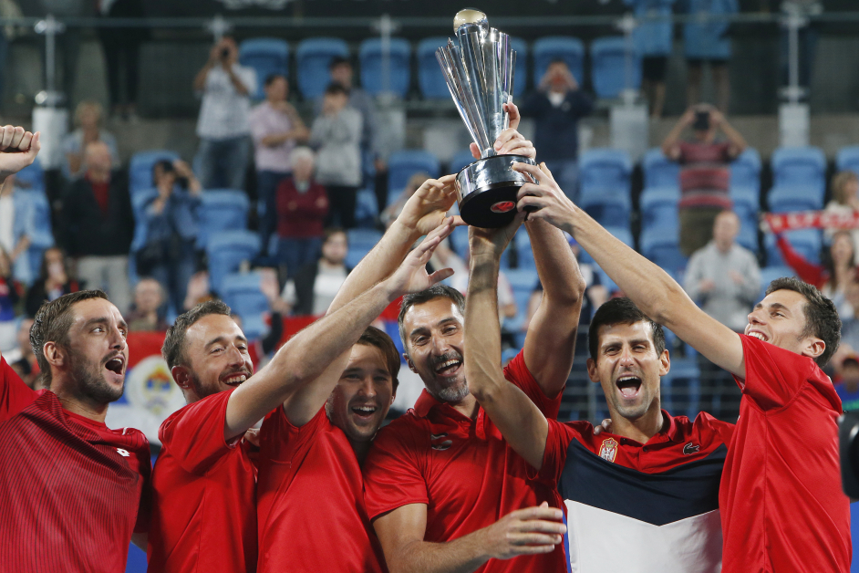 卓科威奇（右2）在单双打赛建功，带领塞尔维亚摘下ATP杯男团冠军。（美联社）