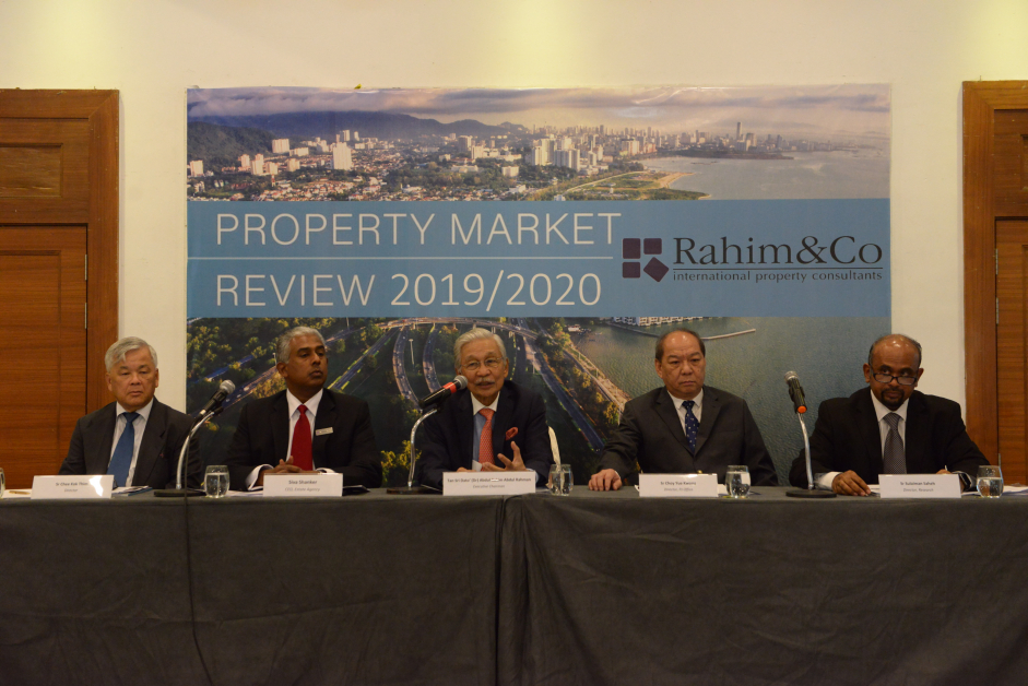 朱国钦（左起）、希瓦山克、阿都拉欣、蔡汝光和苏来曼共同出席Rahim & Co 2019和2020年房市回顾记者会。