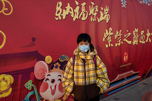 北京一名男童戴上口罩防止病毒。图:法新社