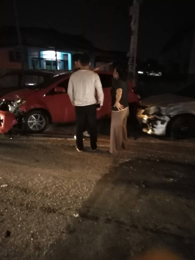 华裔司机疑醉酒驾驶，失控撞毁多辆车辆。