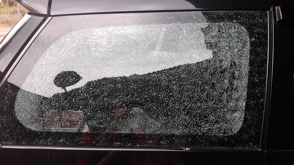 事主轿车的车窗被沙炮“炸”破碎成蜘蛛网状。