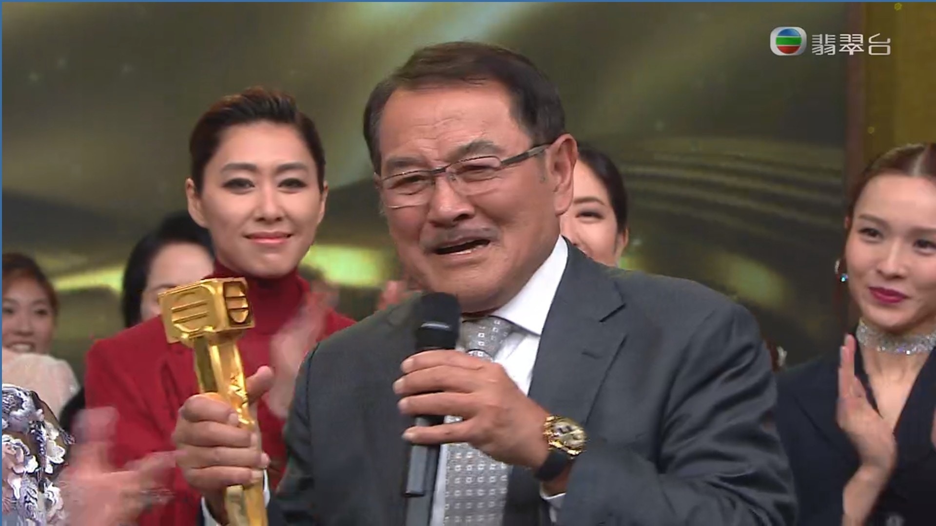 刘丹获颁“万千光辉演艺人大奖”时忍不住掉泪。