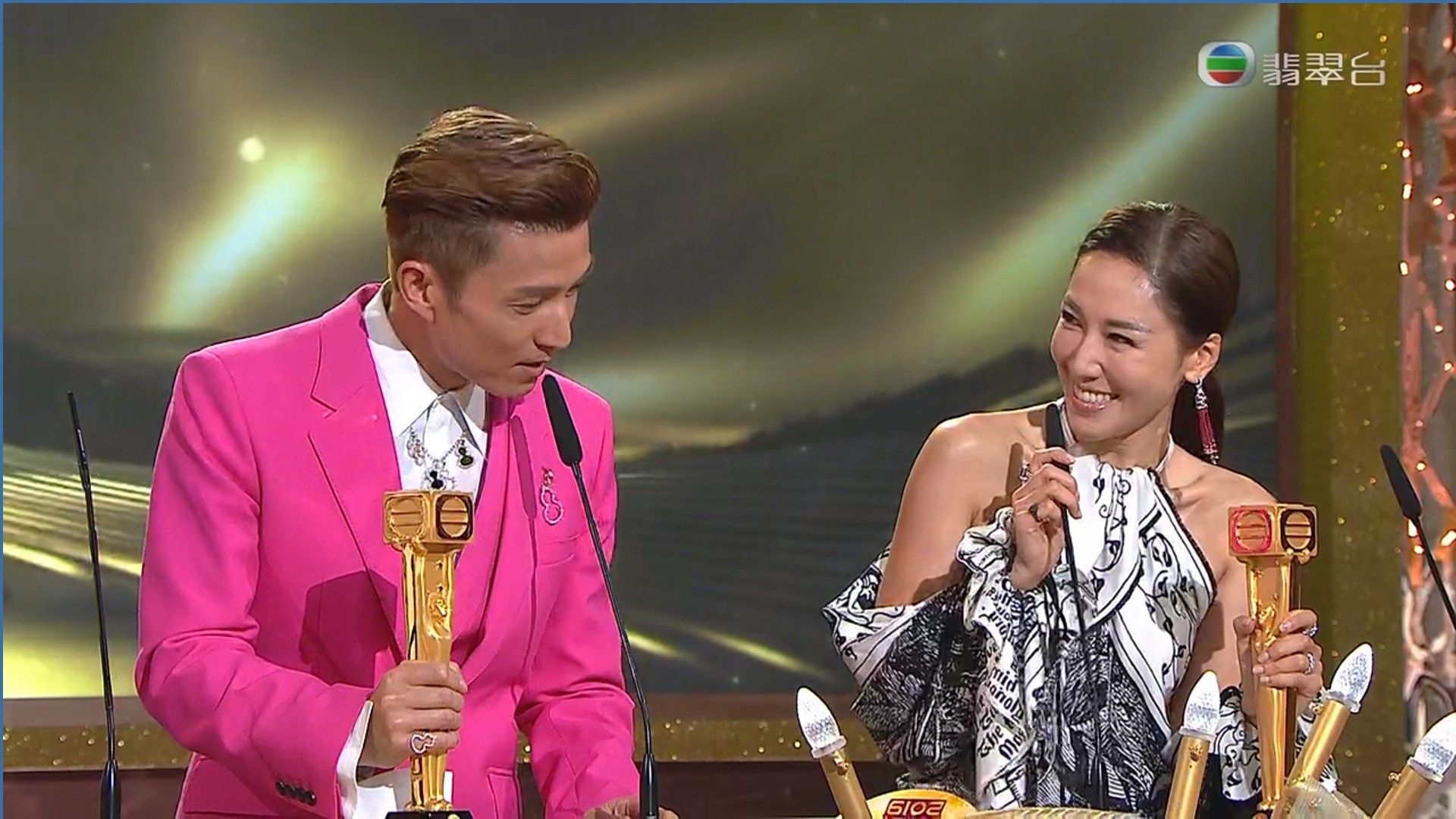 陈山聪和李施嬅凭《金宵大厦》夺得最受欢迎电视拍档奖。