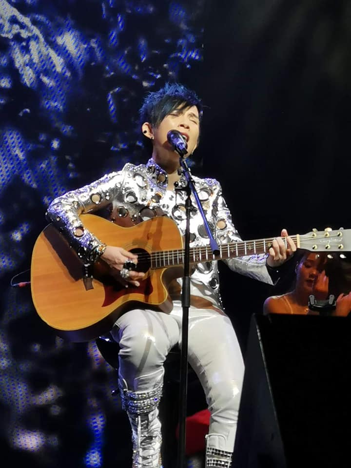 潘美辰以中性打扮、醇厚嗓音吸引不少粉丝。(图/FB)