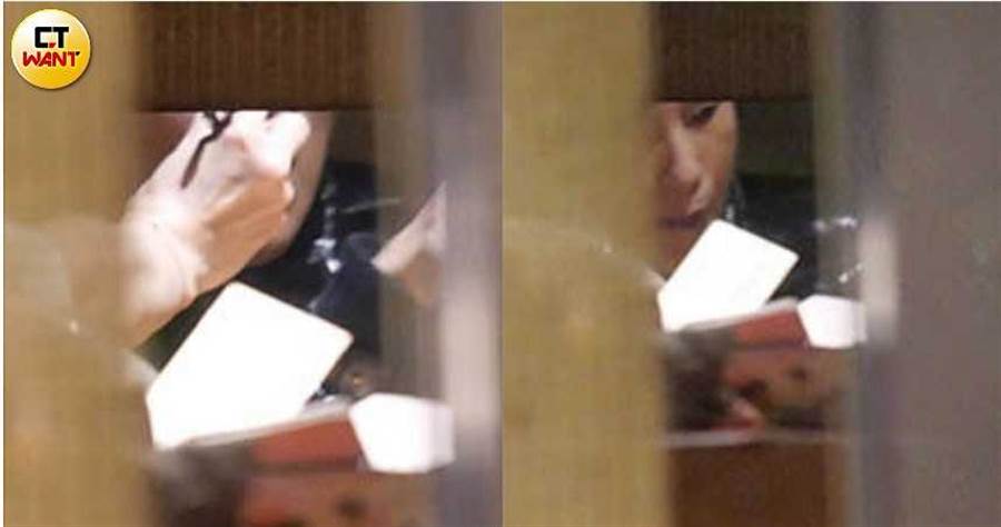 嫩妹夹菜送到潘美辰口中,看来是个体贴的女生。(图/中时)