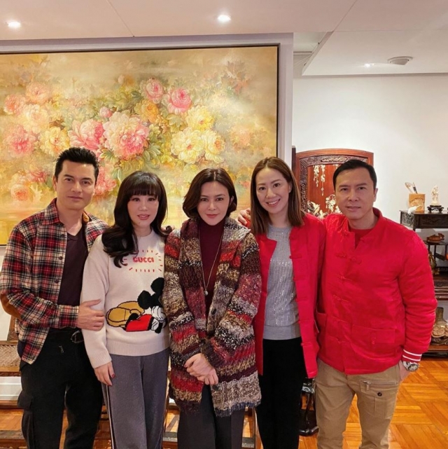 吕良伟(左起)和太太杨小娟、关之琳、汪诗诗和甄子丹，互相拜年。（IG图片）