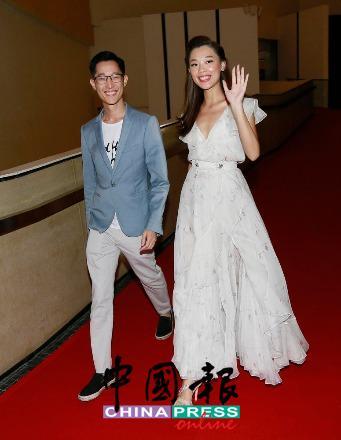 张嘉汶身穿V领礼服出席首映礼，左为颜子斌。