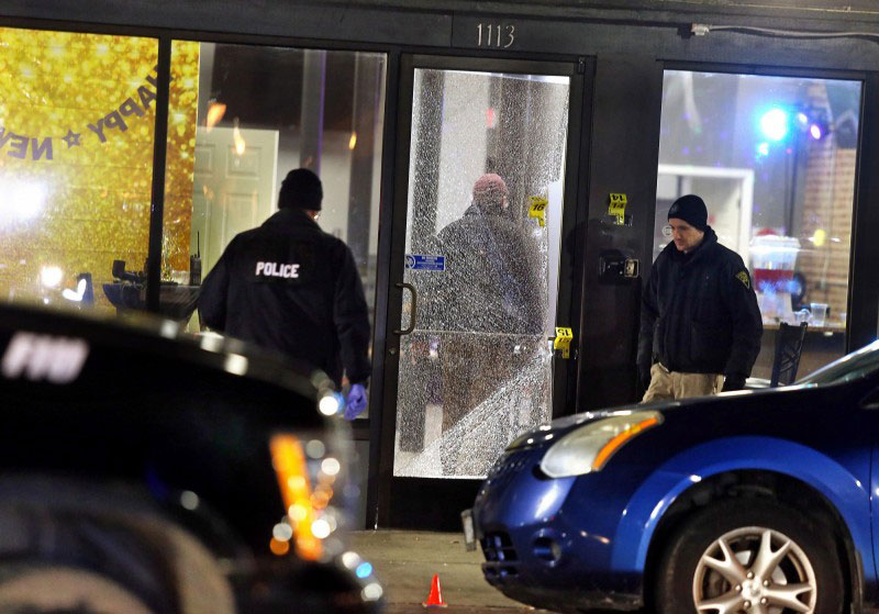 西弗吉尼亚亨廷顿市发生枪击案的酒吧，可见大门玻璃遍布裂痕。