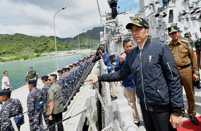 印尼总统佐科威周三到访纳土纳群岛，站在印尼军舰上眺望。（美联社）