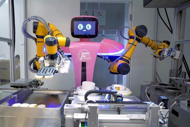 Foodom机器人餐厅里专门制作汉堡的机器人。