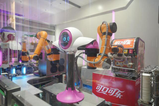 Foodom机器人餐厅里的甜品站机器人。