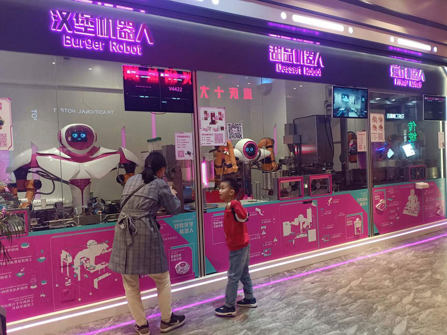 广州全系统运营的“机器人餐厅”可以提供32道机器人做的菜品，包括汉堡、甜品、煎炸等。 