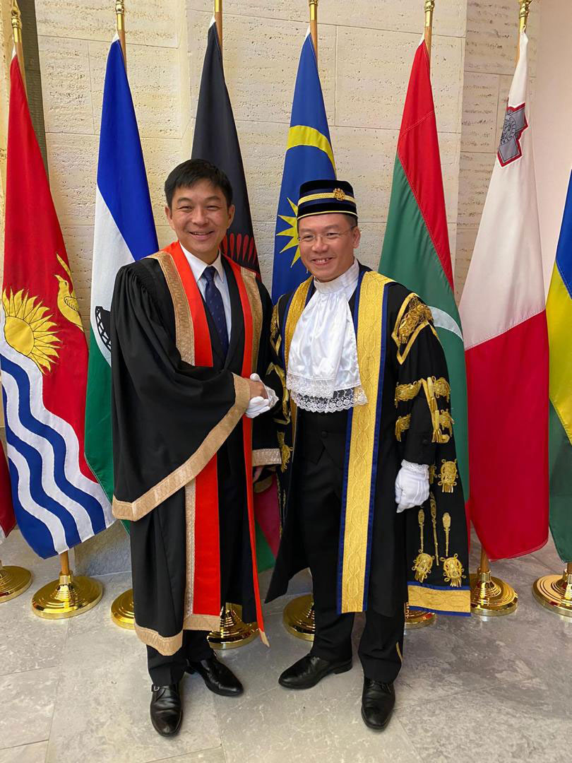 倪可敏（右）与新加坡国会议长陈川仁会面。