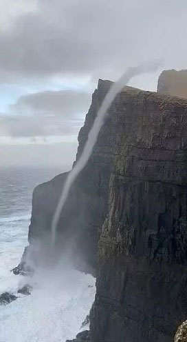 丹麦一处岛屿上，出现一条“反重力瀑布”，画面让人难以置信。
