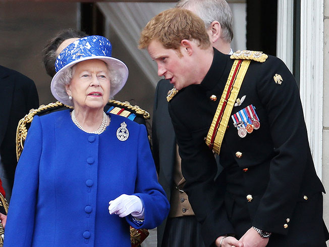 英女王伊丽莎白二世（左）与哈里王子。（档案照）
