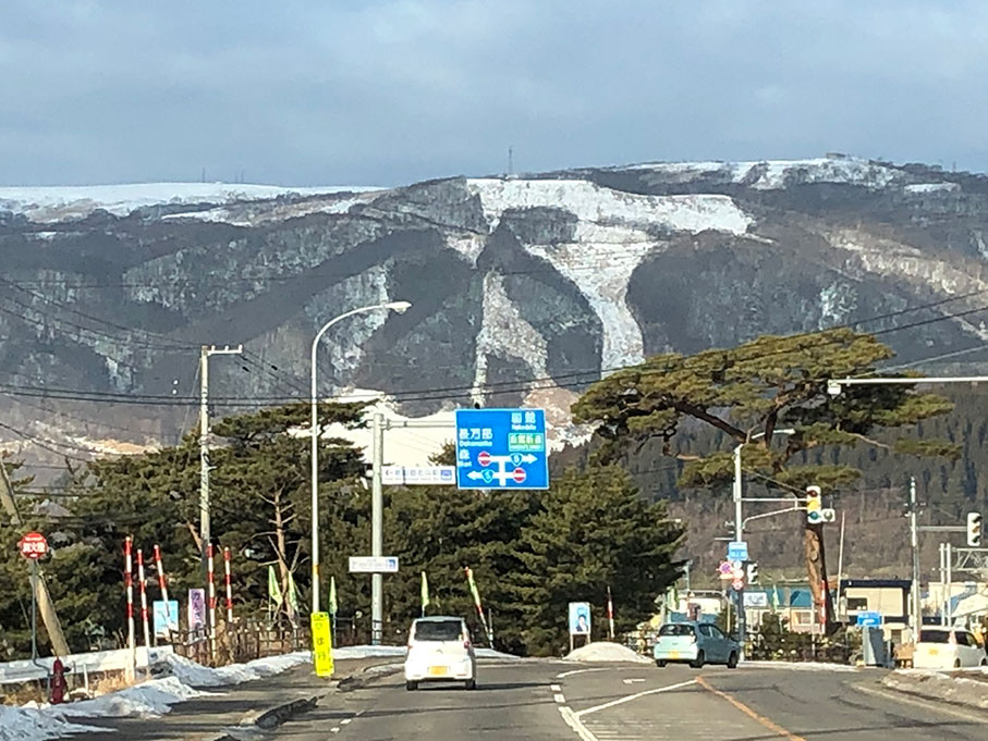 北海道山头上积雪稀少。