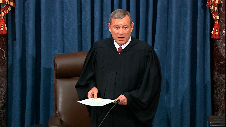 联邦最高法院首席大法官罗伯茨，率领在弹劾案中充当陪审团角色的全体参议员宣誓。（美联社）