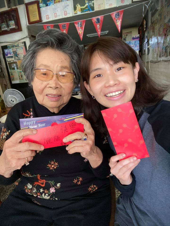 戴资颖与奶奶互相给了个红包。（小戴面子书图）