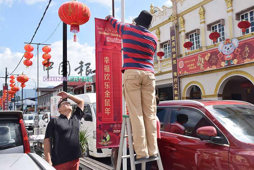 悬挂文冬文化街的贺年横幅在进行中。