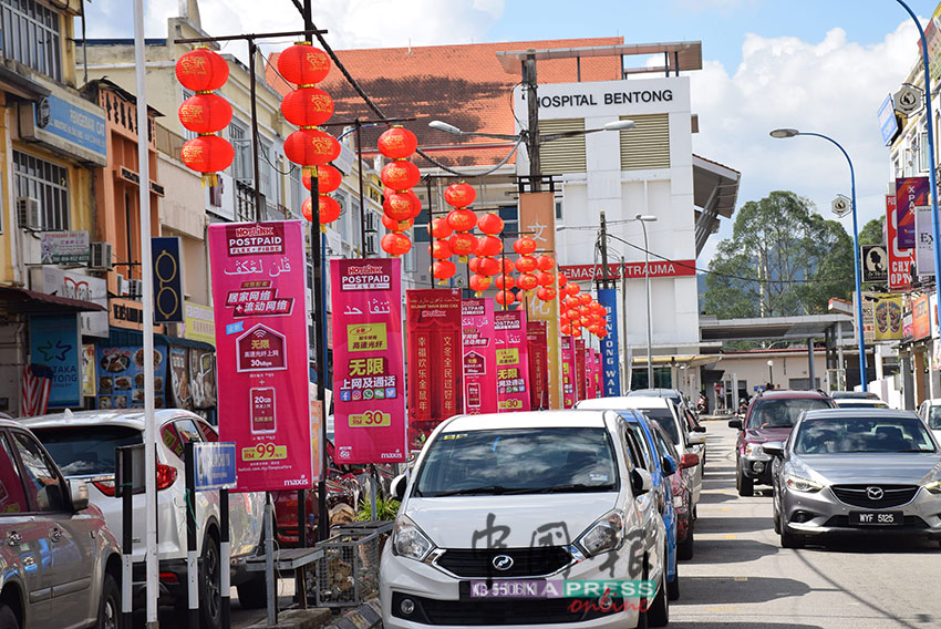 文冬文化街悬挂了红彤彤灯笼后，也挂上贺年横幅，让街道充满新春气息。