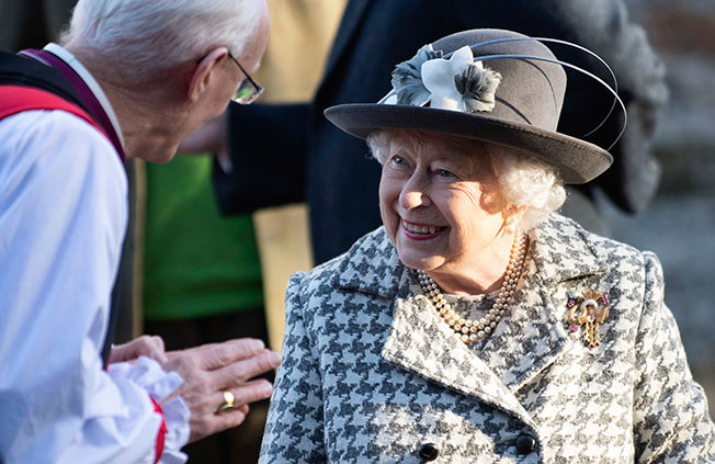 英女王周日在希灵登区出席教堂礼拜，与牧师交流。（美联社）