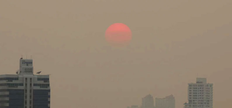 曼谷的天空被烟霾笼罩，灰蒙蒙一片。