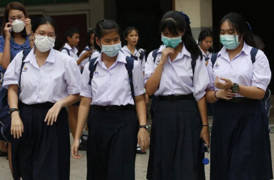 受烟霾笼罩影响，曼谷的中学生在学校戴口罩。（档案照）