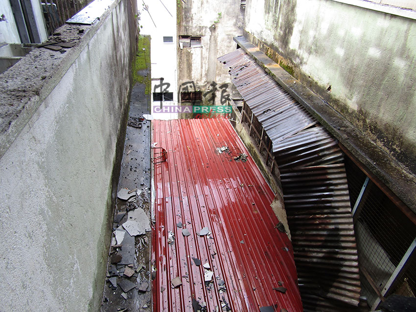 店屋3楼失火,天井处锌片也被火势波及脱落。