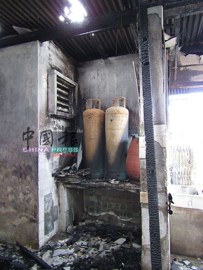店屋3楼厨房放置两个液化石油气桶,所幸没有引发爆炸事件。