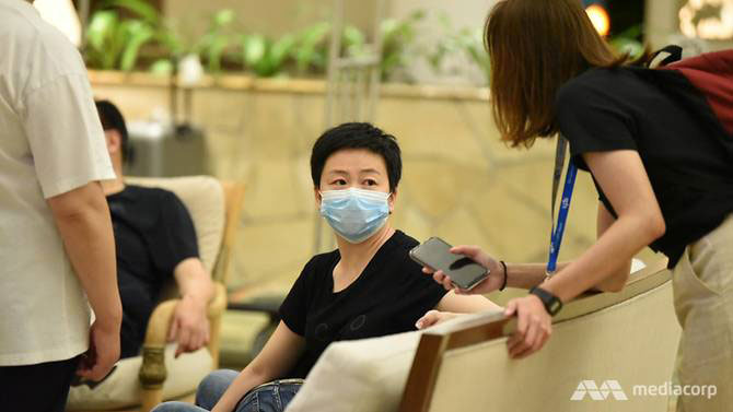 不少酒店顾客带上口罩，避免感染武汉肺炎。（取自“亚洲新闻台”）