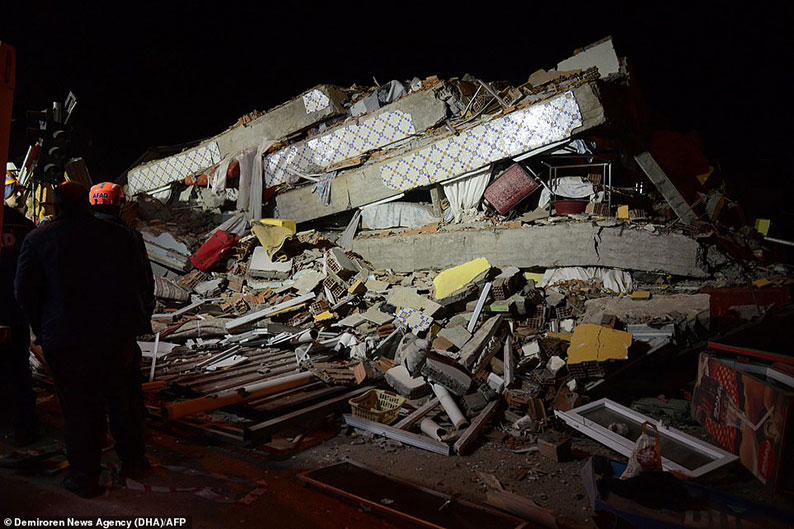 地震造成埃拉泽省建筑物倒塌。