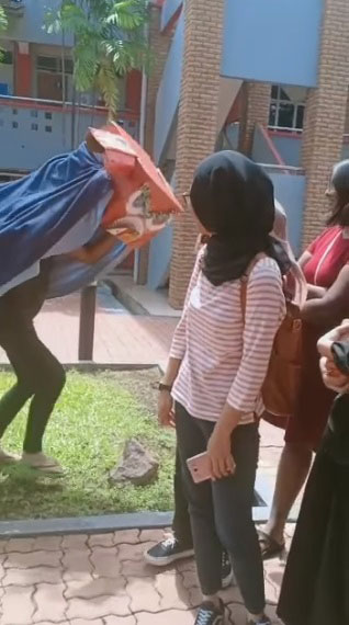 学生自制“纸皮舞狮”，在校园中表演，引起许多学生围观。