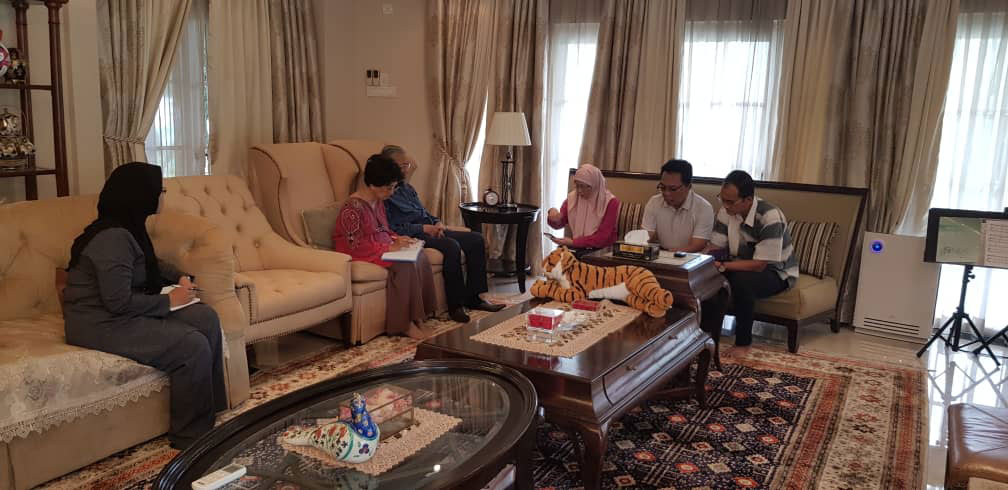 旺阿兹莎（坐者右3起）向马哈迪就有关新型冠状病毒疫情的问题进行汇报，而马哈迪夫人敦西蒂哈丝玛也陪伴在侧专心聆听，并用笔记本记录有关资料。