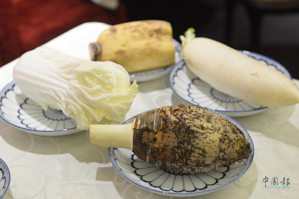 盆菜内食材的摆放次序也很讲究，选用好意头的菜垫底。