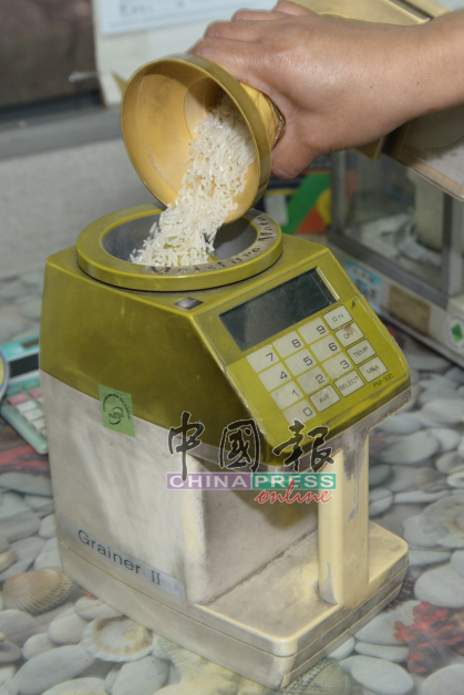 检验米粒的水分含量很重要，因为米粒水分含量太高容易长米虫；水分太低，煮出来的饭会硬。一般米的正常水分含量为11～13%，香米的标准含水量为13%，本地白米的水分含量是11%，水分含量低的米通常是旧米。